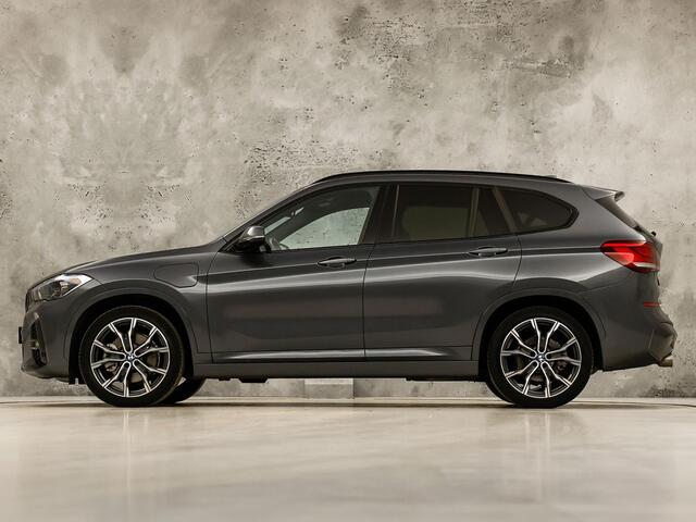 BMW X1 xDrive25e M Sport High Executive 221Pk Automaat (PANORAMADAK, M PAKKET, GROOT NAVI, LEDER, STOELVERWARMING, SPORTSTOELEN, GETINT GLAS, SFEERVERLICHTING, NIEUWSTAAT)