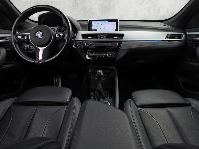 BMW X1 xDrive25e M Sport High Executive 221Pk Automaat (PANORAMADAK, M PAKKET, GROOT NAVI, LEDER, STOELVERWARMING, SPORTSTOELEN, GETINT GLAS, SFEERVERLICHTING, NIEUWSTAAT)
