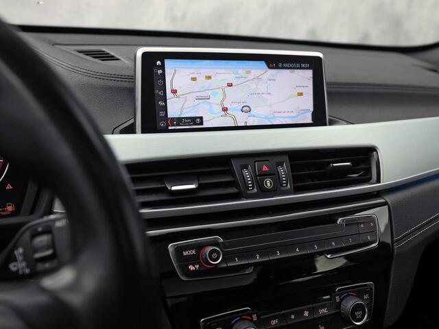 BMW X1 xDrive25e M Sport High Executive 221Pk Automaat (PANORAMADAK, M PAKKET, GROOT NAVI, LEDER, STOELVERWARMING, SPORTSTOELEN, GETINT GLAS, SFEERVERLICHTING, NIEUWSTAAT)