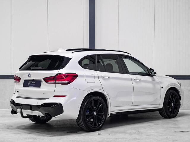 BMW X1 xDrive20i M Sport | Trekhaak 2000kg | Panoramadak | Uniek! | Extreem netjes! |
