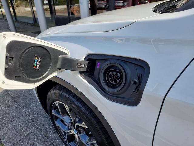 BMW X1 xDrive25e X Line Plugin | Panorama | Leder | Widescreen | Zeer nette staat! | Incl. BTW