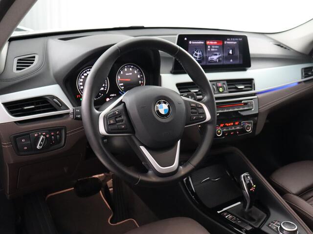 BMW X1 sDrive20i High Executive (Pano / Afn. trekhaak / Camera / Head up / Elek. achterklep / 19'')