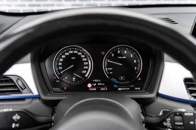 BMW X1 xDrive25e High Executive | M-Sport | Plug-in Hybrid (PHEV) | Panoramadak | LED Koplampen Adaptief | Cruise Control Adaptief | Achteruitrijcamera | Parkeerassistent | Head-up Display | Sportstoelen | Keyless Entry | Elektrische Achterklep | Navigatie