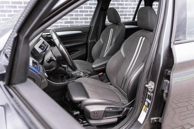 BMW X1 xDrive25e High Executive | M-Sport | Plug-in Hybrid (PHEV) | Panoramadak | LED Koplampen Adaptief | Cruise Control Adaptief | Achteruitrijcamera | Parkeerassistent | Head-up Display | Sportstoelen | Keyless Entry | Elektrische Achterklep | Navigatie