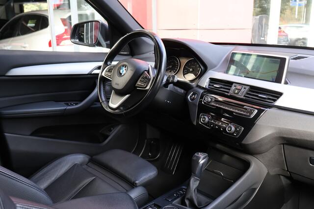 BMW X1 sDrive18i High Executive | Origineel NL | Shadow Line | HUD | Panoramadak | Leder |