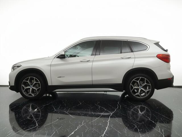 BMW X1 sDrive20i Centennial High Executive Automaat 192PK - Lederen bekleding - Panoramadak - Stoelverwarming - 18 inch LM velgen - 12 maanden garantie