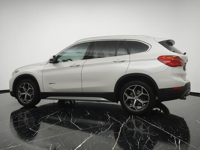 BMW X1 sDrive20i Centennial High Executive Automaat 192PK - Lederen bekleding - Panoramadak - Stoelverwarming - 18 inch LM velgen - 12 maanden garantie