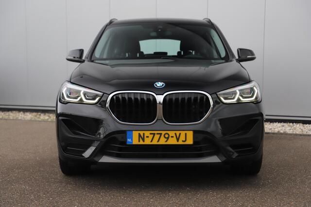 BMW X1 xDrive25e Business Edition Plus Trekhaak Leder LED Navigatie Head up Display Stoelverwarming 18 inch LMV Elektrische Achterklep