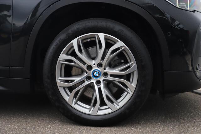 BMW X1 xDrive25e Business Edition Plus Trekhaak Leder LED Navigatie Head up Display Stoelverwarming 18 inch LMV Elektrische Achterklep