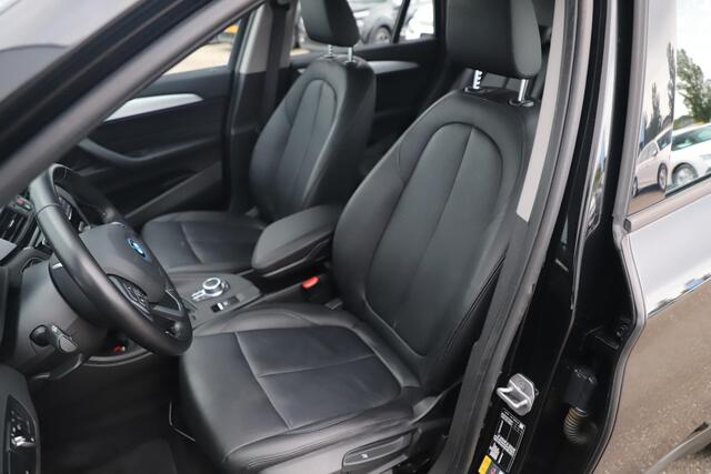 BMW X1 xDrive25e Business Edition Plus Trekhaak Leder LED Navigatie Head up Display Stoelverwarming 18 inch LMV Elektrische Achterklep
