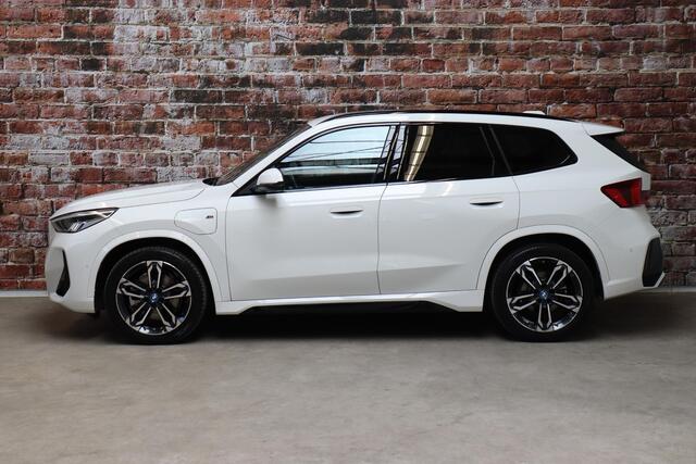 BMW X1 xDrive25e Executive M Sport Pakket Automaat / Widescreen Display / Shadow Line / Achteruitrijcamera / Extra Getint Glas / 19 Inch / Climate Control / Apple CarPlay / Adaptief M Onderstel / Parkeerhulpsysteem / DAB / Stoelverwarming