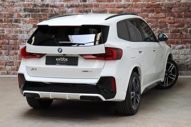 BMW X1 xDrive25e Executive M Sport Pakket Automaat / Widescreen Display / Shadow Line / Achteruitrijcamera / Extra Getint Glas / 19 Inch / Climate Control / Apple CarPlay / Adaptief M Onderstel / Parkeerhulpsysteem / DAB / Stoelverwarming