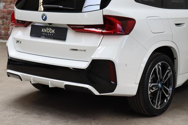 BMW X1 xDrive25e Executive M Sport Pakket Automaat / Widescreen Display / Shadow Line / Achteruitrijcamera / Extra Getint Glas / 19 Inch / Climate Control / Apple CarPlay / Adaptief M Onderstel / Parkeerhulpsysteem / DAB / Stoelverwarming
