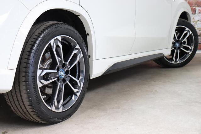 BMW X1 xDrive25e Executive M Sport Pakket Automaat / Widescreen Display / Shadow Line / Achteruitrijcamera / Extra Getint Glas / 19 Inch / Climate Control / Apple CarPlay / Adaptief M Onderstel / Parkeerhulpsysteem / DAB / Stoelverwarming