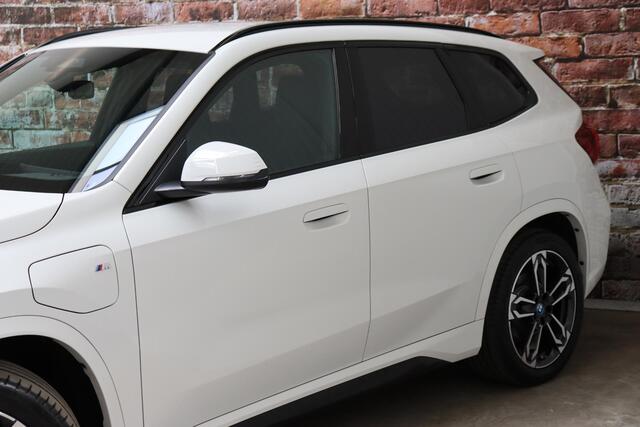 BMW X1 xDrive25e Executive M Sport Pakket Automaat / Widescreen Display / Shadow Line / Achteruitrijcamera / Extra Getint Glas / 19 Inch / Climate Control / Apple CarPlay / Adaptief M Onderstel / Parkeerhulpsysteem / DAB / Stoelverwarming