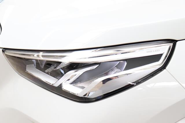 BMW X1 xDrive25e Executive M Sport Pakket Automaat / Widescreen Display / Shadow Line / Achteruitrijcamera / Extra Getint Glas / 19 Inch / Climate Control / Apple CarPlay / Adaptief M Onderstel / Parkeerhulpsysteem / DAB / Stoelverwarming