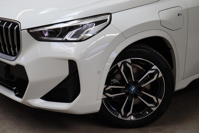 BMW X1 xDrive25e Executive M Sport Pakket Automaat / Widescreen Display / Shadow Line / Achteruitrijcamera / Extra Getint Glas / 19 Inch / Climate Control / Apple CarPlay / Adaptief M Onderstel / Parkeerhulpsysteem / DAB / Stoelverwarming