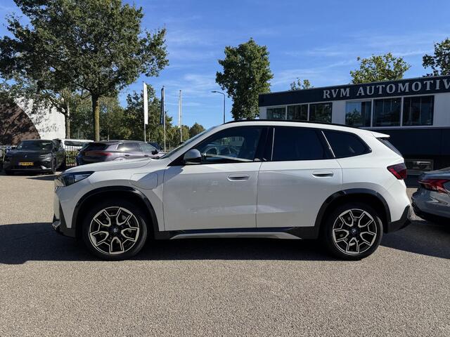 BMW X1 xDrive25e X-Line High Executive PHEV | VAN: 35.900,- VOOR: 32.877,- UW HERFSTVOORDEEL: 3.023,- | HEAD UP DISPLAY | LEDER | STOELVERWARMING| COMFORT ACCESS| ELEK. ACHTERKLEP| ELEK. WEGKLAPBARE TREKHAAK| HUD| 360 CAMERA| APPLE CARPLAY