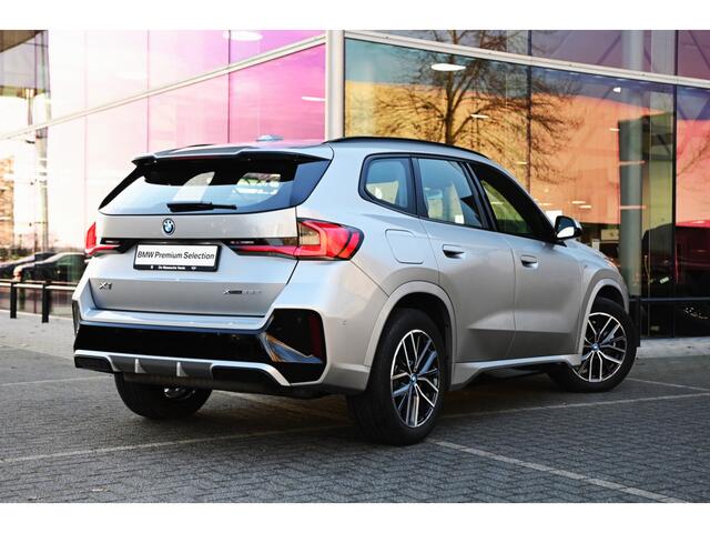 BMW X1 xDrive25e M Sport Automaat / Sportstoelen / Comfort Access / Achteruitrijcamera / Stoelverwarming / Adaptieve LED