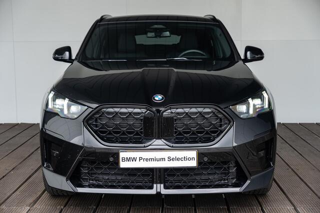 BMW X2 sDrive20i / M Sportpakket Pro / Harman Kardon / Head-Up Display / Elektrische trekhaak / Verwarmde voorstoelen / Shadow Line koplampen / Vergrote brandstoftank