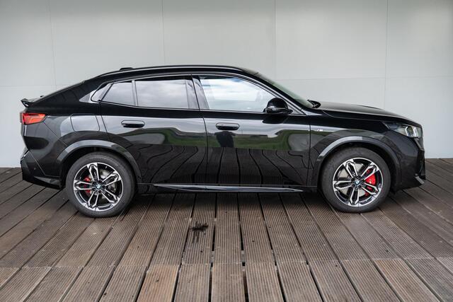 BMW X2 sDrive20i / M Sportpakket Pro / Harman Kardon / Head-Up Display / Elektrische trekhaak / Verwarmde voorstoelen / Shadow Line koplampen / Vergrote brandstoftank