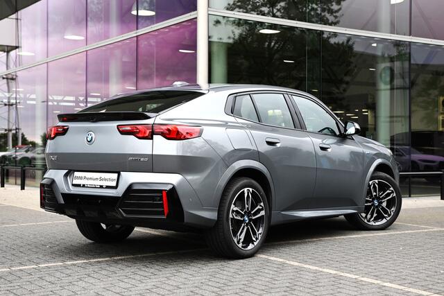 BMW X2 iX2 eDrive20 67kWh M Sport / Sportstoelen / M Adaptief onderstel / Parking Assistant / Adaptieve LED / Comfort Access