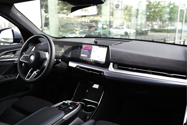 BMW X2 iX2 eDrive20 67kWh M Sport / Sportstoelen / M Adaptief onderstel / Parking Assistant / Adaptieve LED / Comfort Access