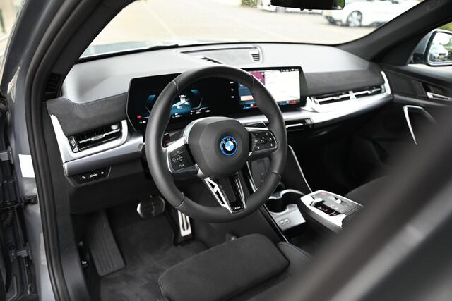 BMW X2 iX2 eDrive20 67kWh M Sport / Sportstoelen / M Adaptief onderstel / Parking Assistant / Adaptieve LED / Comfort Access