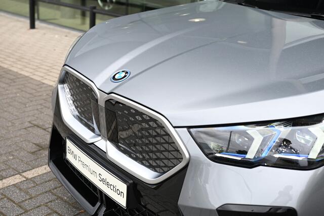 BMW X2 iX2 eDrive20 67kWh M Sport / Sportstoelen / M Adaptief onderstel / Parking Assistant / Adaptieve LED / Comfort Access