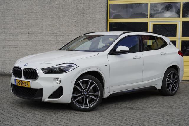 BMW X2 sDrive20i 192PK! Automaat M-Sport BJ2019 Lmv 19" | Led | Pdc | Afneembare trekhaak | Elek. achterklep | Achteruitrijcamera | Groot navi | Head-Up display | Climate control | Cruise control | Sportstoelen | Verwarmde voorstoelen | M-Sport stuurwiel