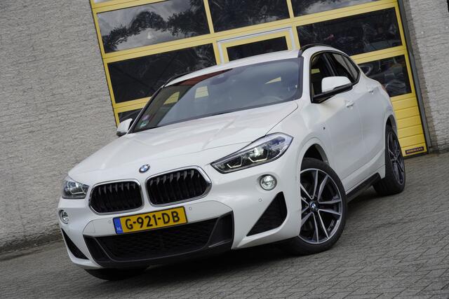 BMW X2 sDrive20i 192PK! Automaat M-Sport BJ2019 Lmv 19" | Led | Pdc | Afneembare trekhaak | Elek. achterklep | Achteruitrijcamera | Groot navi | Head-Up display | Climate control | Cruise control | Sportstoelen | Verwarmde voorstoelen | M-Sport stuurwiel