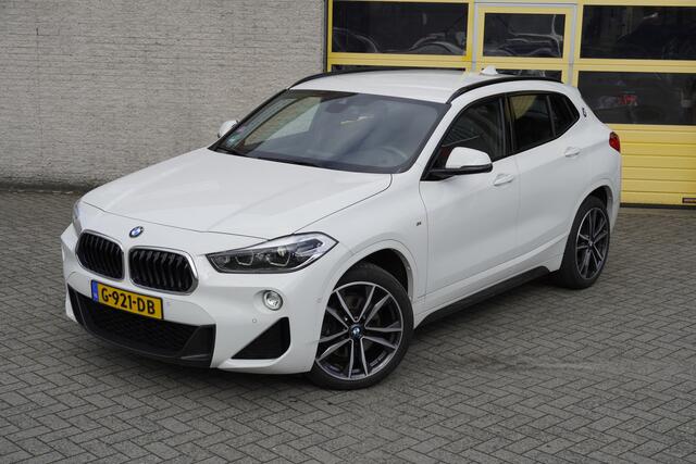 BMW X2 sDrive20i 192PK! Automaat M-Sport BJ2019 Lmv 19" | Led | Pdc | Afneembare trekhaak | Elek. achterklep | Achteruitrijcamera | Groot navi | Head-Up display | Climate control | Cruise control | Sportstoelen | Verwarmde voorstoelen | M-Sport stuurwiel