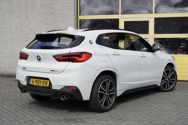 BMW X2 sDrive20i 192PK! Automaat M-Sport BJ2019 Lmv 19" | Led | Pdc | Afneembare trekhaak | Elek. achterklep | Achteruitrijcamera | Groot navi | Head-Up display | Climate control | Cruise control | Sportstoelen | Verwarmde voorstoelen | M-Sport stuurwiel
