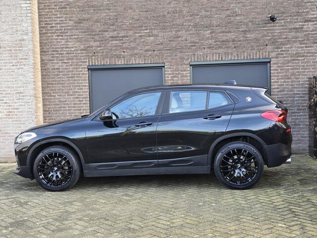 BMW X2 sDrive20i High Executive HUD NAVI LEDER STOELVERWARMING AUTOMAAT SLECHTS 53.250 KILOMETER 19 INCH NIEUW MET ALL SEASON