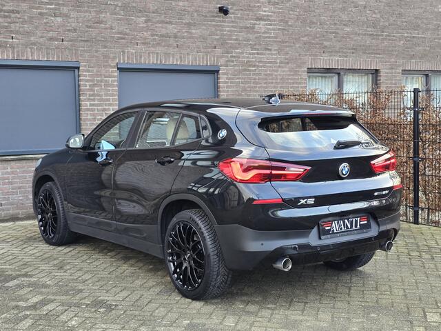 BMW X2 sDrive20i High Executive HUD NAVI LEDER STOELVERWARMING AUTOMAAT SLECHTS 53.250 KILOMETER 19 INCH NIEUW MET ALL SEASON
