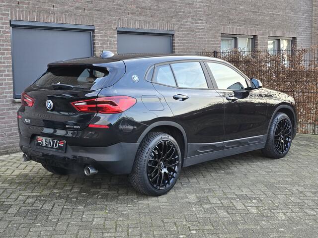 BMW X2 sDrive20i High Executive HUD NAVI LEDER STOELVERWARMING AUTOMAAT SLECHTS 53.250 KILOMETER 19 INCH NIEUW MET ALL SEASON