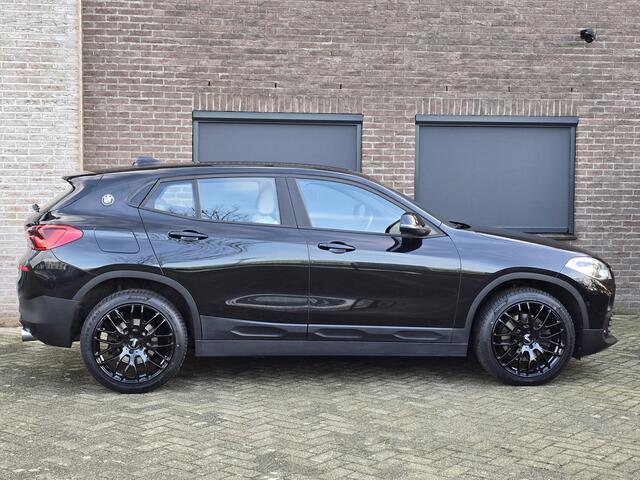 BMW X2 sDrive20i High Executive HUD NAVI LEDER STOELVERWARMING AUTOMAAT SLECHTS 53.250 KILOMETER 19 INCH NIEUW MET ALL SEASON