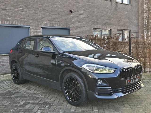BMW X2 sDrive20i High Executive HUD NAVI LEDER STOELVERWARMING AUTOMAAT SLECHTS 53.250 KILOMETER 19 INCH NIEUW MET ALL SEASON