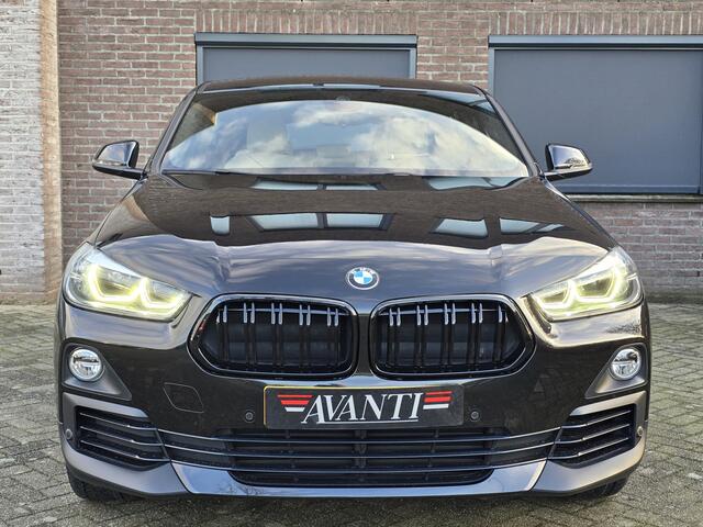 BMW X2 sDrive20i High Executive HUD NAVI LEDER STOELVERWARMING AUTOMAAT SLECHTS 53.250 KILOMETER 19 INCH NIEUW MET ALL SEASON