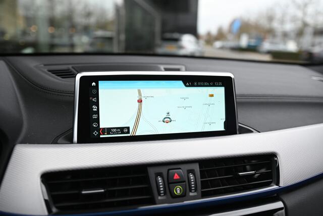 BMW X2 sDrive20i High Executive Automaat / Panoramadak / Achteruitrijcamera / Sportstoelen / Active Cruise Control / LED / Head-Up / Park Assistant
