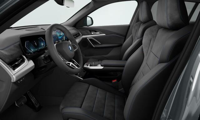 BMW X2 iX2 eDrive20 65kWh M-Sport | Camera | Stoelverwarming |