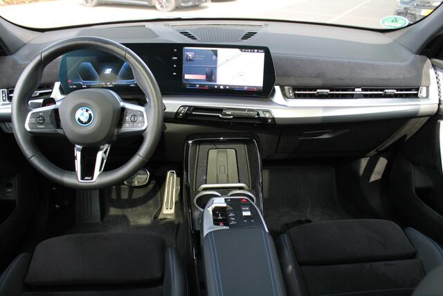 BMW X2 iX2 xDrive30 High Executive M Sport / Panoramadak / Sportstoelen / Parking Assistant Plus / Head-Up / Harman Kardon / Live Cockpit Professional / Adaptieve LED