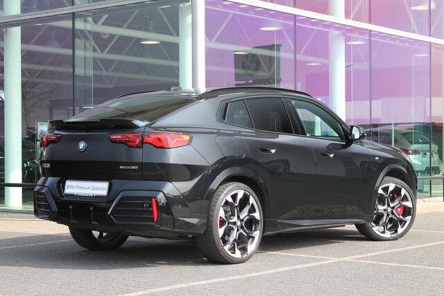 BMW X2 iX2 xDrive30 High Executive M Sport / Panoramadak / Sportstoelen / Parking Assistant Plus / Head-Up / Harman Kardon / Live Cockpit Professional / Adaptieve LED
