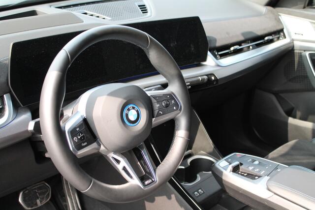 BMW X2 iX2 xDrive30 High Executive M Sport / Panoramadak / Sportstoelen / Parking Assistant Plus / Head-Up / Harman Kardon / Live Cockpit Professional / Adaptieve LED