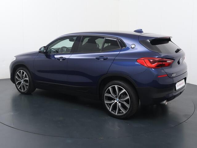 BMW X2 sDrive18i Executive | 140 PK | Automaat | Lichtmetalen velgen 19"| Sportstoelen |