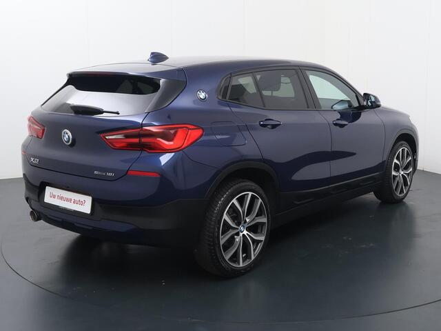 BMW X2 sDrive18i Executive | 140 PK | Automaat | Lichtmetalen velgen 19"| Sportstoelen |