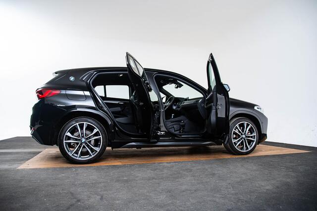 BMW X2 xDrive25e High Executive M Sport - Elektrisch verwarmde voorstoelen - Sportstoelen - Park Assistant - Cruise Control - Koplampsproeiers - Elektrische Achterklep - Stuurwielrand verwarmd - Armsteun voor -