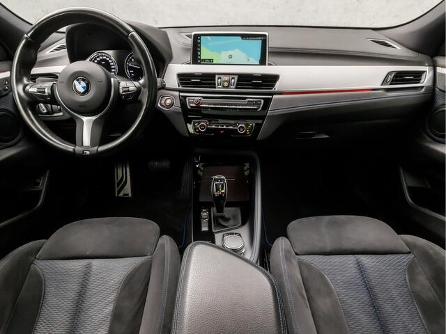 BMW X2 18i sDrive M Sport Automaat (PANORAMADAK, M PAKKET, GROOT NAVI, HEAD-UP DISPLAY, ALCANTARA SPORTSTOELEN, CAMERA, GETINT GLAS, CRUISE, TREKHAAK, ELEK ACHTERKLEP, ZWART HEMEL, NIEUWE APK, NIEUWSTAAT)