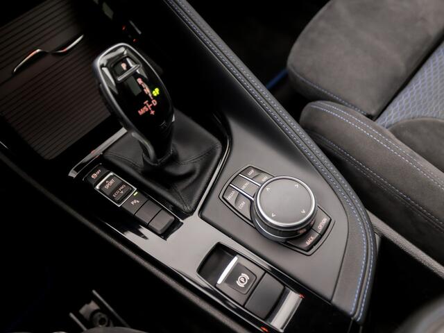 BMW X2 18i sDrive M Sport Automaat (PANORAMADAK, M PAKKET, GROOT NAVI, HEAD-UP DISPLAY, ALCANTARA SPORTSTOELEN, CAMERA, GETINT GLAS, CRUISE, TREKHAAK, ELEK ACHTERKLEP, ZWART HEMEL, NIEUWE APK, NIEUWSTAAT)