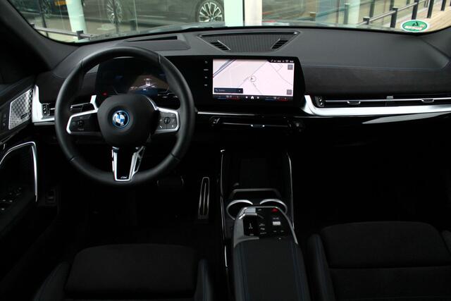 BMW X2 iX2 eDrive20 High Executive M Sport / Trekhaak / M Adaptief onderstel / Sportstoelen / Stoelverwarming / Adaptieve LED / Parking Assistant Plus / Head-Up / Harman Kardon